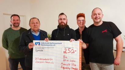 Bild: Eichl
250 Euro für die Kinderkrebshilfe nimmt Georg Heigl (Zweiter von links) von Daniel Fischer,Tom Radlbeck, Liam Hentschel und Bastian Sollfrank (von links) entgegen.