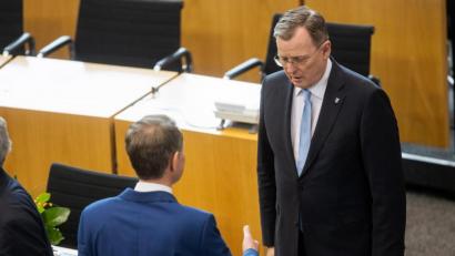 Bild: Michael Reichel/dpa
Der neu gewählte Ministerpräsident Bodo Ramelow (rechts, Die Linke), verweigert dem AfD-Fraktionsvorsitzenden Björn Höcke den Handschlag nach der Wahl.
