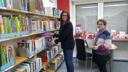 Bild: exb
Claudia Wenning (links) und Andrea Bayer (rechts) in der Erbendorfer Bücherei.