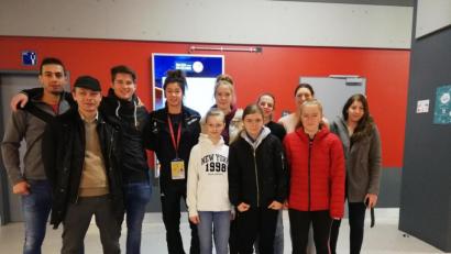 Bild: tbi
Beim Judo-Grand-Slam in Düsseldorf (von links): Hammoud Al Masetif, Thomas Birgmann, Tobias Käßner, Silbermedaillen-Gewinnerin Gabriella Willems, Anna Birgmann, Magdalena Scherer, Marina Wiedenbauer, Laura Sabisch, Simone Hirsch, Julia Röbl und Lehrgangsleiterin Jessika Bertelshofer.