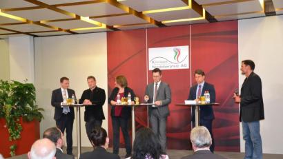 Bild: wpt
Die Oberbürgermeisterkandidaten beziehen Stellung zur Zukunft der Kliniken Nordoberpfalz AG (von links): Jens Meyer (SPD), Ali Zant (Linke), Sonja Schuhmacher (Grüne), Christoph Skutella (FDP) und Benjamin Zeitler (CSU).