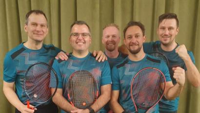 Bild: fz
Martin Gillitzer (von links), Marinko Maric, Stefan Hoch, Thomas Prifling und Tobias Berner freuen sich über den Titel in der Tennis-Bezirksliga. Auf dem Bild fehlt Ferdinand Troglauer.