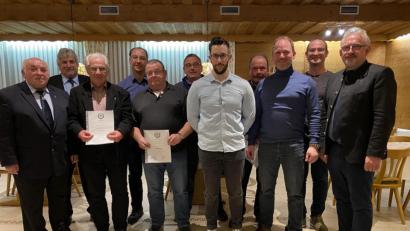 Bild: Eichl
Mehrere Mitglieder der Krieger- und Soldatenkameradschaft werden im Beisein der Ehrengäste und der beiden jungen Neuaufnahmen für langjährige Treue geehrt.