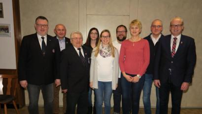 Bild: ibj
Den geehrten langjährigen Wasserwachtlern gratulierten (von links) Ortsvorsitzender Daniel Weidner, HKA-Vorsitzender Georg Götz, Ehrenvorsitzender Erwin Stubenvoll sowie (von rechts) Bürgermeister Bernhard Lindner und Kreisvorsitzender Michael Schmidt.