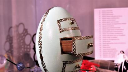 Bild: ubb
Das Schubladen-Ei ist eine ausgesprochen nette Variante in der Palette der kreativen Ostereier. Dieses Exponat ist nur eines von vielen, die Anna Kaltenecker seit 20 Jahren fertigt.