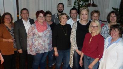 Bild: Portner
Kreisfachberaterin Heidi Schmid (von links) und Bürgermeister Norbert Eckl freuten sich über das gewählte Team um Barbara Winkler (Fünfte von rechts), Stellvertreterin Michaela Baier (Dritte von rechts), Kassier Günter Süß (Sechster von rechts) und Schriftführer Florian Ilchmann (hinten, Mitte) sowie den Beisitzern.