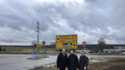 Bild: wec
Die drei Bürgermeister (von links) Roland Strehl (Kümmersbruck), Erich Meidinger und Josef Gilch (Ebermannsdorf) an der gefährlichen Kreuzung der Staatsstraße 2165 in Richtung Theuern. Hier soll eine Unterführung das Queren der Vilstalstraße für Fahrradfahrer und Fußgänger sicherer machen.
