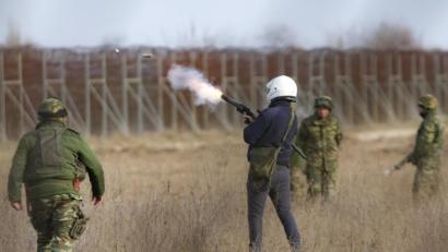 Bild: Giannis Papanikos/AP/dpa
Ein griechischer Soldat feuert eine Tränengaspatrone ab, während es an dem Grenzübergang zu Zusammenstößen zwischen Migranten und Einsatzkräften der griechischen Polizei und des Militärs kommt. Der türkische Präsident Erdogan erklärte die Grenzen seines Landes zu Europa am 29. Februar für offen. Die UN erklärte, dass sich mindestens 13.000 Menschen an der griechisch-türkischen Grenze ansammelten.