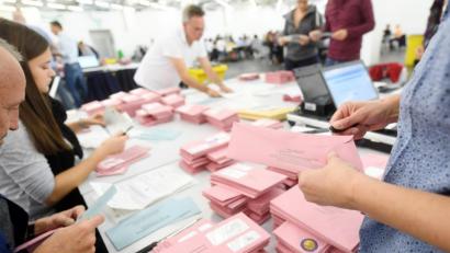 Bild: Tobias Hase/dpa
Alle Hände voll zu tun: „Dass der Trend zur Briefwahl den Wahlämtern mehr Arbeit macht und auch viel Geld kostet, ist bekannt“, sagt Hans Prechtl, Sprecher des Landratsamtes Schwandorf.