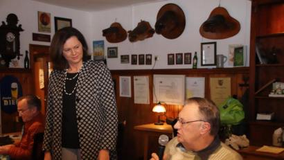 Bild: Thomas Dobler
Die bayerische Landtagspräsidentin Ilse Aigner (stehend) war auf Einladung des CSU-Kreisverbands Schwandorf zu einem Bürgergespräch im Gasthaus Jakob in Nittenau.
