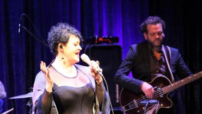 Bild: Dagmar Williamson
Ein fulminanter Auftritt im fast ausverkauften Stadttheater, der Aretha Franklin zum Leben erwecken lässt: Stimmgewaltig ohne Übertreibung singt Steffi Denk Lieder der "Queen of Soul".