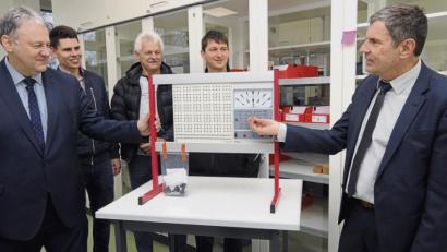Bild: Stephan Huber
Neueste Messgeräte warten in der Physiksaal-Vorbereitung: Von links Landrat Richard Reisinger, Dominik Ernst, Peter Rußmann und Peter Gollwitzer vom Gebäudemanagement des Landkreises und Schulleiter Oberstudiendirektor Dieter Meyer.