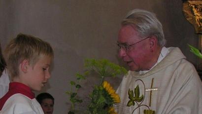 Bild: bö
Blumen überreichten die Ministranten zum Goldenen Priesterjubiläum an Pfarrer Erwin Strempel