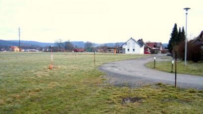 Bild: bkr
Gleichzeitig mit der im April beginnenden Erschließung wird die in der rechten Bildhälfte verlaufende Verlängerung des Goldammerwegs zur Finkenstraße ausgebaut.