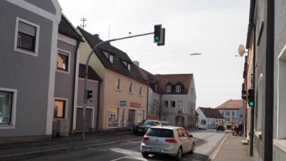 Bild: krb
Die Ampel bleibt, aber die Bordsteinkanten links und rechts der Knorrstraße werden auf das Fahrbahnniveau abgesenkt. Ähnlich wie der Übergang in der Inneren Flosser Straße soll sich dann auch diese innerstädtische Querung präsentieren.