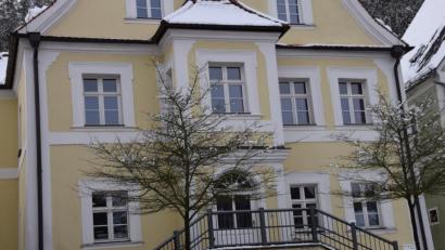 Bild: bö
Der Kindergarten St. Jakobus in Hohenburg kann heuer auf 100 Jahre zurückblicken. Im Gebäude am Hohenburger Marktplatz war nicht nur der Kindergarten untergebracht, sondern auch die Haushaltungsschule. Das Haus hieß damals "Schwesternwohnheim Bernarda" - und dazu sucht man jetzt nach Erinnerungen vor allem auch an die Haushaltungsschule.
