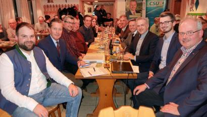 Bild: bsc
Mit viel Zuversicht gehen die Kandidaten des CSU-Ortsverbandes Friedenfels in die Kommunalwahlen am 15. März. Prominente Unterstützung erhielten Vorsitzender Gottfried Härtl (rechts) und die Mitglieder am Infoabend von Landratskandidat Roland Grillmeier (Dritter von rechts) und MdL Tobias Reiß (Vierter von rechts).