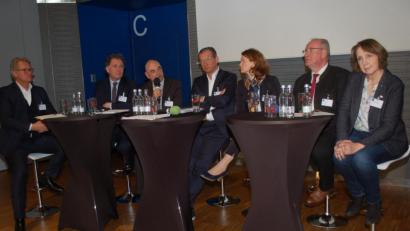 Bild: gib
Die Podiumsrunde (von links) Stephan K. Fischer (VBW), Horst Meierhofer (FDP), Jürgen Mistol (Grüne), Johannes Helmberger (VBW), Tanja Schweiger (Freie Wähler), Franz Löffler (CSU) und Annette Karl (SPD).