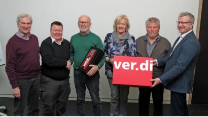 Bild: Dobmeier
Die Verdi-Senioren Telekom/Logistik verabschieden ihren langjährigen Vorsitzenden Manfred Kuchner (Dritter von links). Agnes Söllner (Dritte von rechts) und Peter Lachmann (links daneben) übernehmen den Vorsitz kommissarisch.