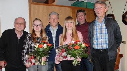 Bild: cs
Große Anerkennung für ihre hervorragenden Einsätze der Auerbacher Christkinder (von links): Mentor Alfred Graf, Nathalie Becher, Stadtverbandsvorsitzender Eugen Eckert, Marina Brütting, der als Nikolaus auftretende Anton Lord und stellvertretender Stadtverbandsvorsitzender Theo Schleicher.