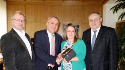 Bild: exb/Norbert Schmieglitz/Stadt Weiden
Über die Kliniken Nordoberpfalz tauschen sich aus (von rechts): Bürgermeister Lothar Höher, Gewerkschaftssekretärin Marina Mühlbauer, Oberbürgermeister Kurt Seggewiß und Verdi-Geschäftsführer Alexander Gröbner.