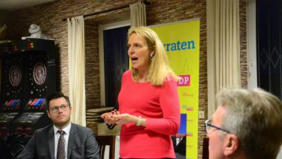 Bild: Kunz
„Wir können motivieren, wir können stärken. Aber letztendlich hängt alles vom individuellen Leistungswillen jedes Einzelnen ab", sagt Julika Sandt beim FDP-Abend mit Christoph Skutella (links) und Stadtrat Reinhold Wildenauer.