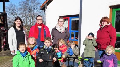 Bild: hl
Die Kinder nahmen die neuen Fahrzeuge, die die Elternbeirätinnen um Vorsitzende Magdalena Reindl (hinten, Dritte von links) mitgebracht hatten, gleich in Beschlag. Kindergarten-Leiterin Kerstin Dilling (rechts) dankte für die Spende.