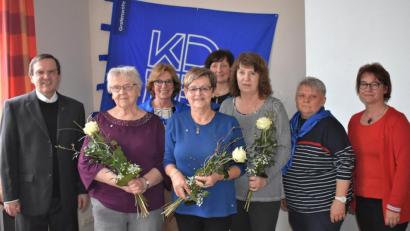 Bild: rgr
Frauenbund-Vorsitzende Doris Schreglmann (Dritte von links) freut sich, Eleonore Fischer, Ella Buber und Christine Waletzko als neue Mitglieder begrüßen zu können.