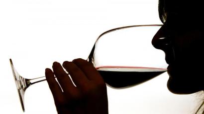 Bild: Gero Breloer/dpa
Symbolbild: Eine Frau trinkt aus einem Rotweinglas. In einem italienischen Ortschaft ist Wein anstatt von Wasser aus der Leitung geflossen.