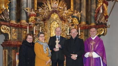Bild: ads
Für 40 Jahre engagierten und zuverlässigen Mesnerdienst in der Stadtpfarrkirche St. Vitus dankten Hans Gräf (Mitte) Pfarrer Josef Irlbacher, Kirchenpfleger Martin Nagler, stellvertretende Pfarrgemeinderatsvorsitzende Luzia Stingl und Anita Hartmann von der Kirchenverwaltung (von rechts).