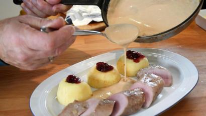 Bild: Gabi Schönberger 
Die gebratenen Äpfel mit Preiselbeeren schmecken köstlich zum Wildschweinfilet. Wer mag, serviert dazu noch Rotkohl und Feigen.