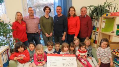 Bild: adj
500 Euro überreichen die Parksteiner Freien Wähler Wolfgang Bösl, Silvia Korsche-Ströhl, Bürgermeisterkandidat Reinhard Sollfrank, Alexandra Gammanick und Fraktionsvorsitzender Josef Burkhard (von rechts) an die Leiterin des Kinderhauses, Jutta Kellner (links).