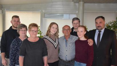 Bild: fla
Die 80 Jahre sieht man Johann Pflaum (4.v.re) nicht an. Sein "Ein und Alles" sind seine Enkelinnen Celine (links von ihm) und Luisa (rechts von ihm), betont das Geburtstagskind. Gemeinsam mit Ehefrau Elisabeth (vorne links) und der restlichen Familie verbrachte Johann Pflaum seinen Ehrentag auf Fuerteventura.