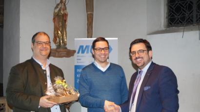 Bild: weu
Christian Paulus (links) und Fabian Biersack (rechts) bedankten sich bei Professor Daniel Loebenberger für den Vortrag bei der Mittelstandsunion.