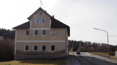 Bild: krb
Dieses Bild wird bald der Vergangenheit angehören. Die Stadt hat inzwischen ein Unternehmen gefunden, dass das frühere Wirtshaus „Zur Glashütte“ in der Fabrikstraße abreißt.