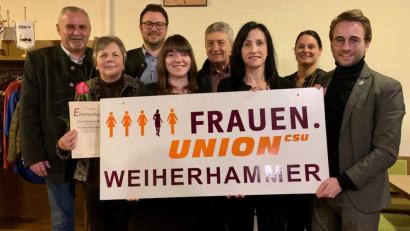 Bild: bk
Sie halten die Frauen-Union hoch: Bürgermeister Ludwig Biller, Gertraud Hahn, Nicole Presche, Tanja Schiffmann, Severin Hirmer, (von links), dahinter Julian Kraus, Herbert Rudolph und Julia Härning.