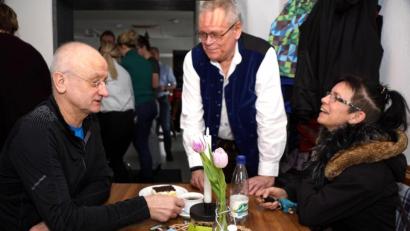 Bild: bkr
Wilhelm Klug (Mitte) im Gespräch mit Gästen des Kaffeenachmittags