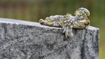Symbolbild: Martin Schutt
Nach einem Notruf war am Mittwoch, 26. Februar, in einer Wohnung in der Kreisstadt Tirschenreuth der unterernährte Leichnam eines Mädchens gefunden worden.