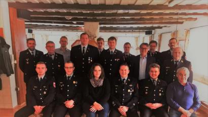 Bild: gz
Der Feuerwehrverein dankt langjährigen Mitgliedern für die Treue.