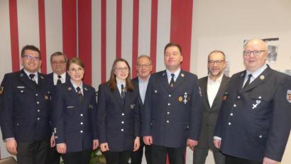 Bild: rn
Verantwortung für den Feuerwehrverein tragen künftig (vorne, von links) Korbinian Dunzer (neu), Corinna Danzer (neu), Magdalena Gradl und Martin Pscherer. Zur Wahl gratulieren (von rechts) Thomas Schreml, die stellvertretenden Bürgermeister Karl Lorenz und Klaus Lehl sowie Stadtverbandsvorsitzender Dieter Kies.