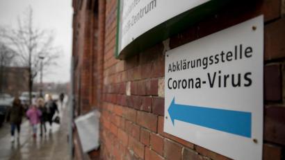 Bild: Christoph Soeder/dpa
Hier geht es lang: Ein Wegweiser zur im Aufbau befindlichen Abklärungsstelle Corona-Virus am Vivantes Klinikum Prenzlauer Berg.