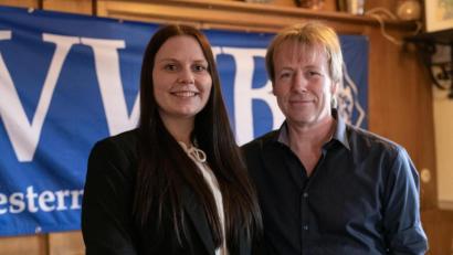 Bild: CORRIE FUHR
Christina Pfab wurde bei der Vereinigung der Westernreiter in Bayern geehrt. VWB-Vorsitzender Rainer Maierhofer zeichnete sie als Siegerin in der Leistungsklasse Amateur aus.