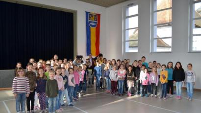 Bild: buc
Die Eslarner Schüler freuen sich über zwei Bluetooth-Lautsprecher im Wert von 500 Euro.