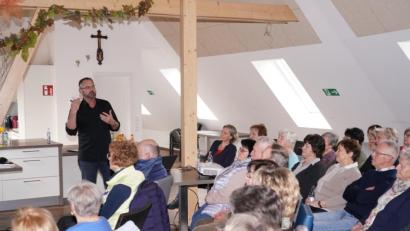 Bild: fvo
Dr. Thomas Finkenzeller (stehend) beim NEUN2727-Vortrag im Waldthurner Gesundheitszentrum