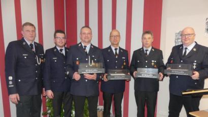 Bild: rn
Christian Götz und Korbinian Dunzer (von links) danken den langjähriges Funktionsträgern (von rechts) Thomas Schreml, Dieter Dunzer, Wolfgang Danzer und Udo Drechsler mit "Tischfeuer" für ihr Engagement.