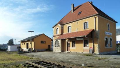 Bild: Portner
Ein paar Meter Schiene sind dem restaurierten Bahnhofsgebäude in Oberviechtach geblieben.