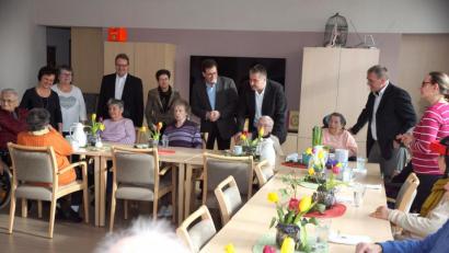Bild: bkr
Zufriedene Senioren in der Tagespflege „Senta“ der Diakonie: (stehend von links) Tagesstättenleiterin Maria Reiß, Pflegekraft Cordia Birner, Gemeinderat Matthias Busch, Landtagsabgeordnete Gudrun Brendel-Fischer, CSU-Ortsvorsitzender Franc Dierl, Landratskandidat Klaus Bauer und Dritter Bürgermeister Wolfgang Hübner.