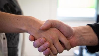 Bild: Lukas Meister
Der Handschlag ist auch ein Zeichen der Wertschätzung. Trotz erhöhter Infektionsgefahr halten viele Menschen an dem Begrüßungsritual fest.