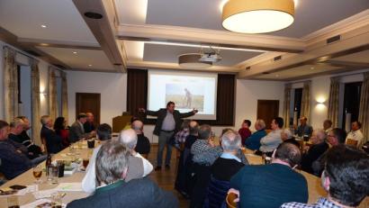 Bild: wec
Dr. Hansgeorg Schönberger bei seinem engagierten Vortrag vor den Getreidebauern bei deren Frühjahrsversammlung in Oberleinsiedl.