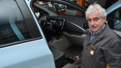 Bild: dob
Kfz-Meister Wolfgang Pröls, der als Fachkundiger für Arbeiten an Hochvolt-eigensicheren Fahrzeugen zertifiziert ist, klärte die Einsatzkräfte der Stützpunktwehr Vohenstrauß auf, wie sie sich im Bedarfsfall bei Einsätzen mit E-Fahrzeugen zu verhalten haben. Bei Renault befindet sich der Trennschalter unter der Beifahrerfußmatte.